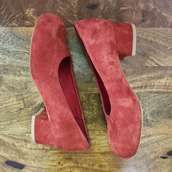 Jeffrey Campbell Red Suede Low Heel Round Toe Pumps - Picture 3 of 9